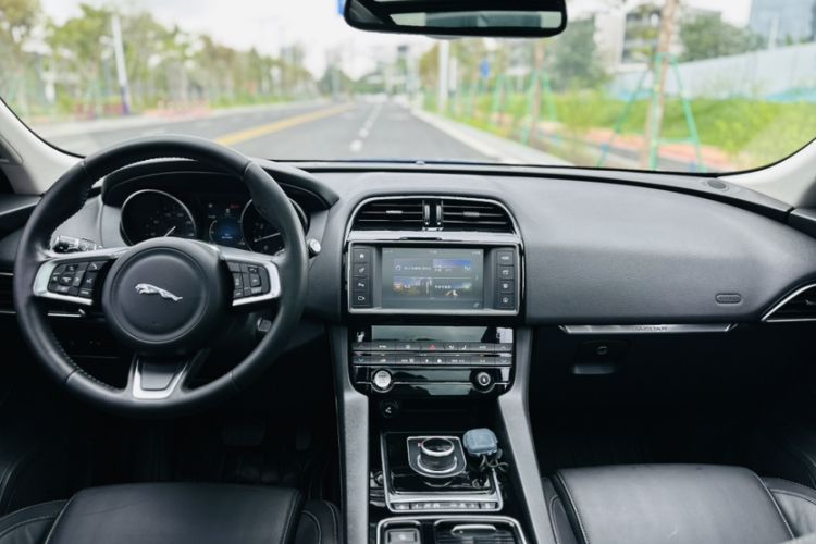 Used Jaguar F-PACE 2018 2.0T Four-Wheel Drive Urban Luxury Edition Interior 1