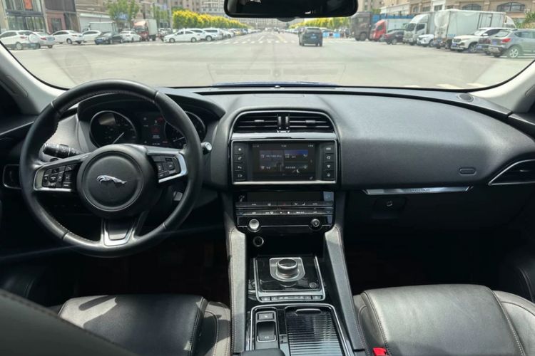 Used Jaguar F-PACE 2018 2.0T Four-Wheel Drive Urban Luxury Edition Interior 1