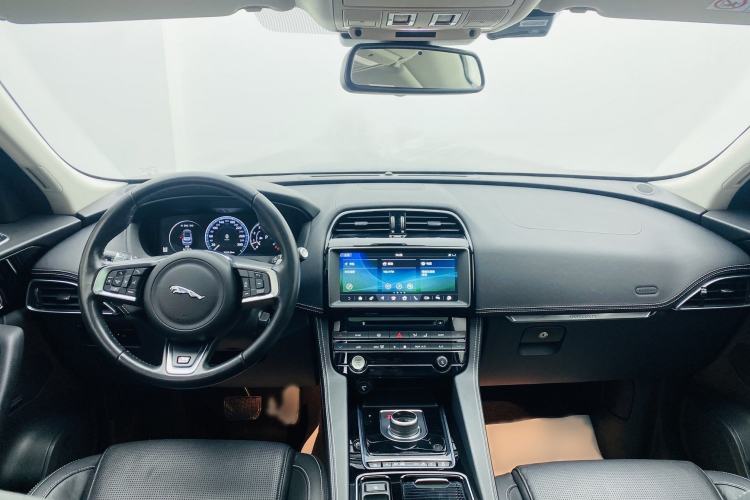 Used Jaguar F-PACE 2018 Restyled 2.0T All-Wheel-Drive R-Sport Sport Edition Interior 10