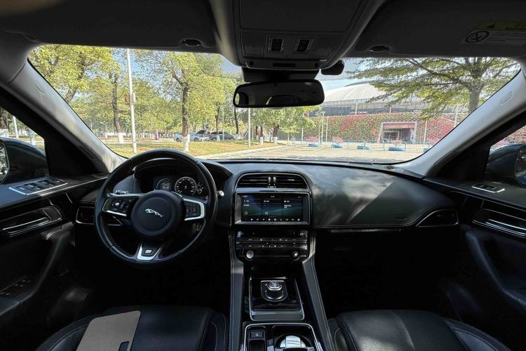 Used Jaguar F-PACE 2018 2.0T All-Wheel Drive R-Sport Sport Edition Interior 2