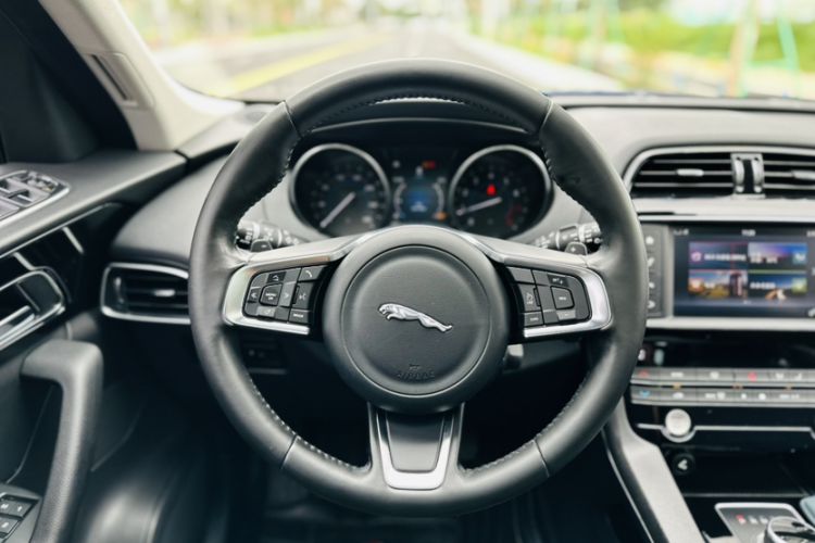 Used Jaguar F-PACE 2018 2.0T Four-Wheel Drive Urban Luxury Edition Interior 2