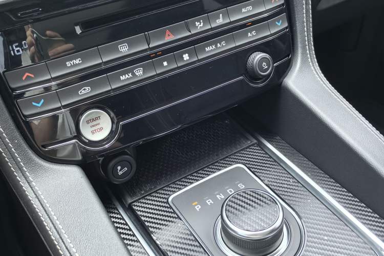 Used Jaguar F-PACE 2018 2.0T All-Wheel Drive R-Sport Sport Edition Interior 2