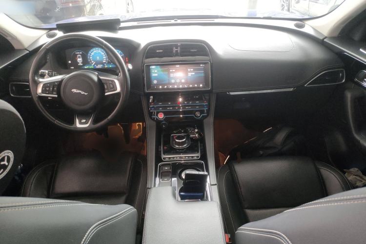 Used Jaguar F-PACE 2018 2.0T All-Wheel Drive R-Sport Sport Edition Interior 2