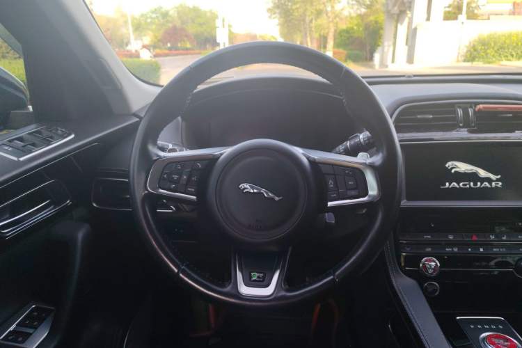 Used Jaguar F-PACE 2018 Restyled 2.0T All-Wheel-Drive R-Sport Sport Edition Interior 3