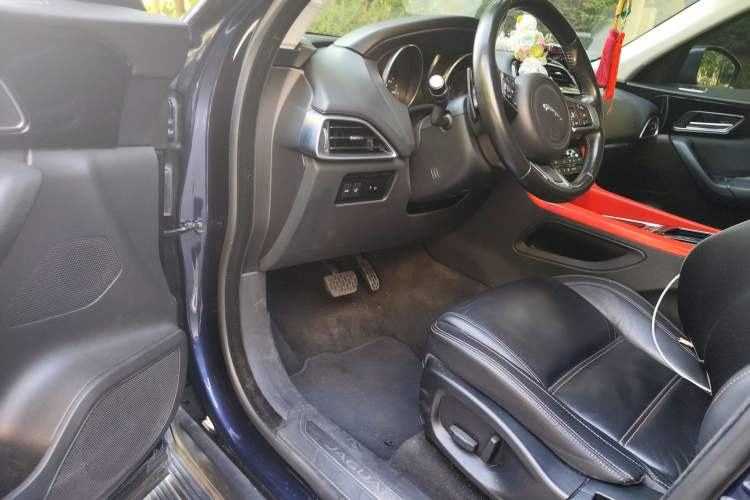 Used Jaguar F-PACE 2018 2.0T Four-Wheel Drive Urban Luxury Edition Interior 3