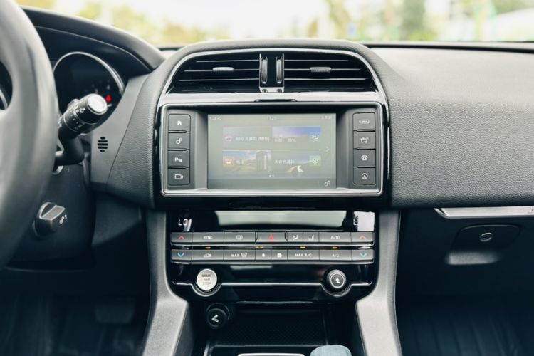 Used Jaguar F-PACE 2018 2.0T Four-Wheel Drive Urban Luxury Edition Interior 3
