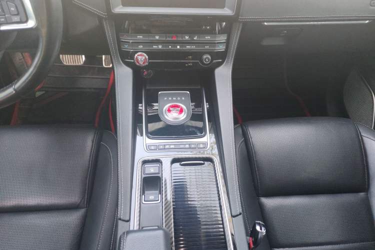 Used Jaguar F-PACE 2018 Restyled 2.0T All-Wheel-Drive R-Sport Sport Edition Interior 4