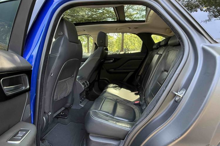 Used Jaguar F-PACE 2018 2.0T All-Wheel Drive R-Sport Sport Edition Interior 4
