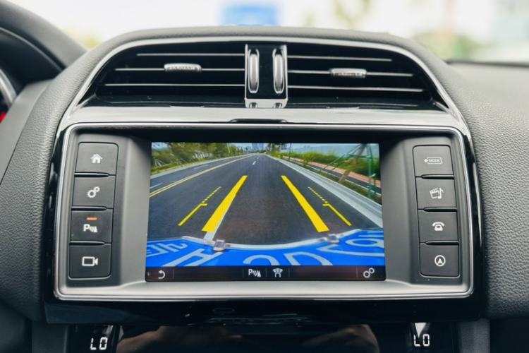 Used Jaguar F-PACE 2018 2.0T Four-Wheel Drive Urban Luxury Edition Interior 4