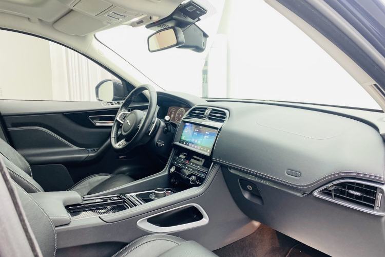 Used Jaguar F-PACE 2018 Restyled 2.0T All-Wheel-Drive R-Sport Sport Edition Interior 5