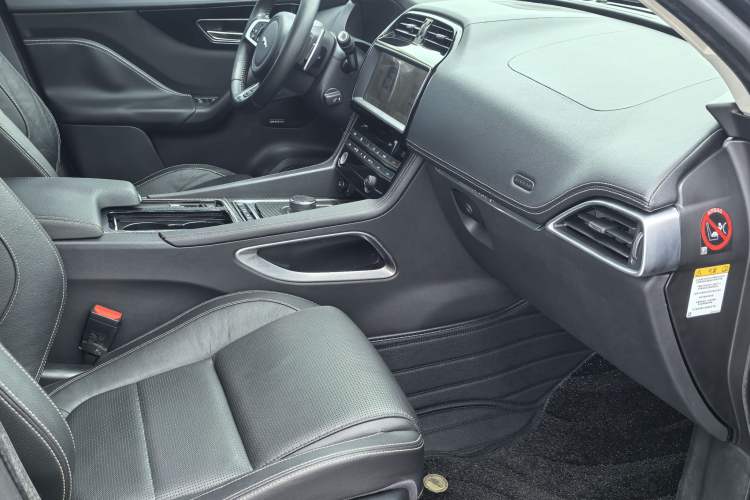 Used Jaguar F-PACE 2018 2.0T All-Wheel Drive R-Sport Sport Edition Interior 8