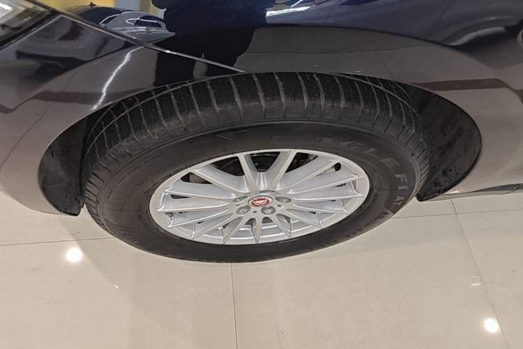 Used Jaguar F-PACE 2018 2.0T Two-Wheel Drive Urban Deluxe Edition Left Front Wheel Hub