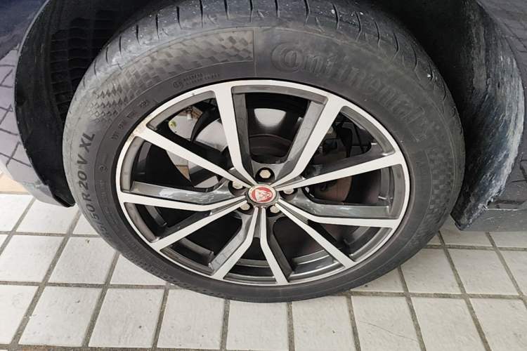 Used Jaguar F-PACE 2018 2.0T Two-Wheel Drive Urban Deluxe Edition Left Front Wheel Hub