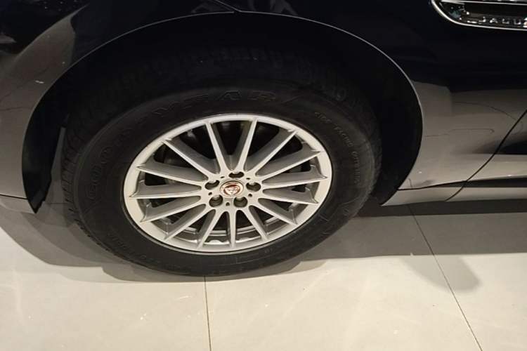 Used Jaguar F-PACE 2018 2.0T Two-Wheel Drive Urban Deluxe Edition Left Front Wheel Hub