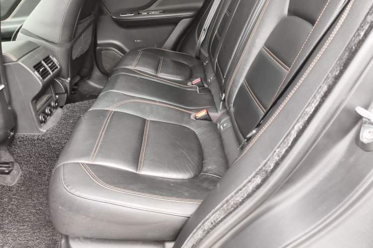 Used Jaguar F-PACE 2018 2.0T Two-Wheel Drive Urban Deluxe Edition Left Rear Seat