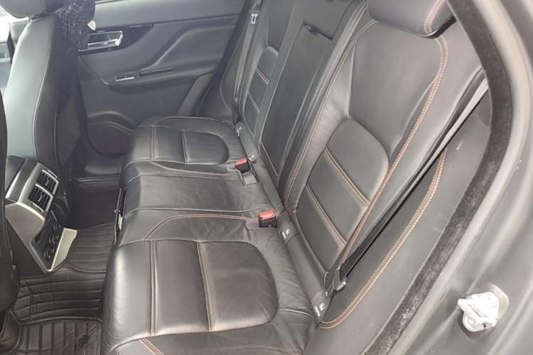 Used Jaguar F-PACE 2018 2.0T Two-Wheel Drive Urban Deluxe Edition Left Rear Seat