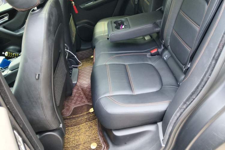 Used Jaguar F-PACE 2018 2.0T Two-Wheel Drive Urban Deluxe Edition Left Rear Seat