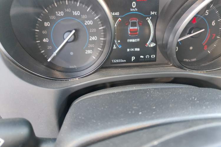 Used Jaguar F-PACE 2018 2.0T Two-Wheel Drive Urban Deluxe Edition Odometer Close Up