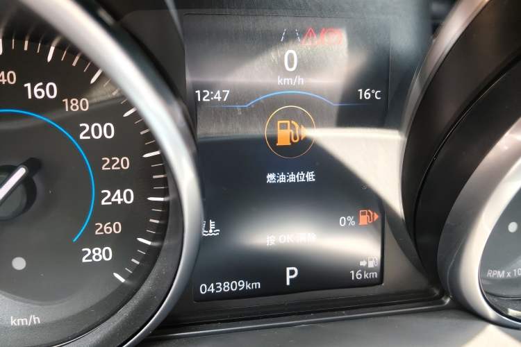 Used Jaguar F-PACE 2018 2.0T Two-Wheel Drive Urban Deluxe Edition Odometer Close Up