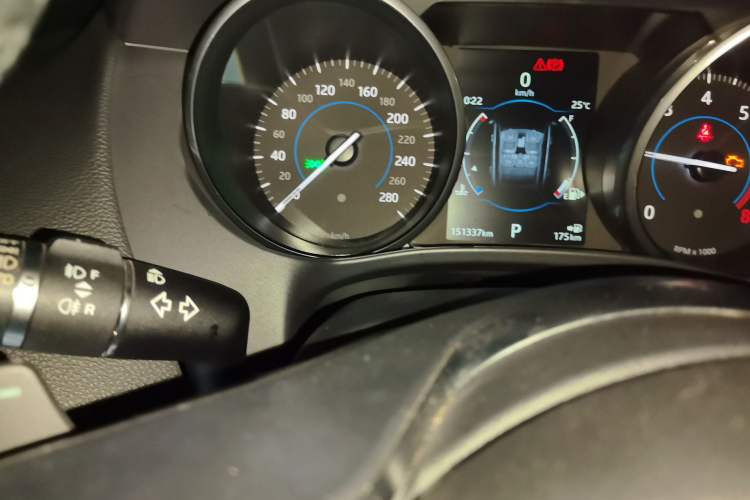 Used Jaguar F-PACE 2018 2.0T Two-Wheel Drive Urban Deluxe Edition Odometer Close Up