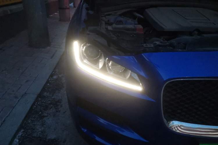Used Jaguar F-PACE 2018 2.0T Four-Wheel Drive Urban Luxury Edition Right Front Headlight