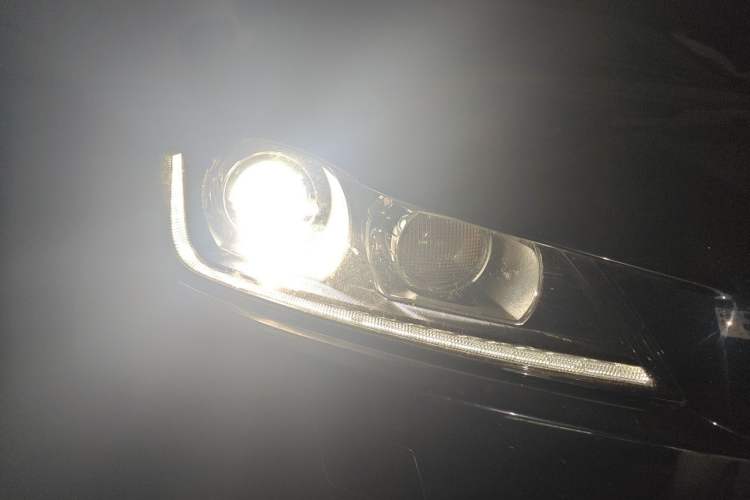 Used Jaguar F-PACE 2018 2.0T Four-Wheel Drive Urban Luxury Edition Right Front Headlight