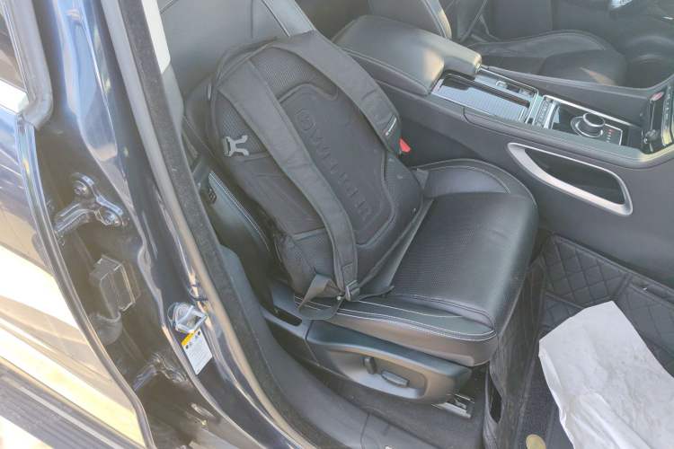 Used Jaguar F-PACE 2018 Restyled 2.0T All-Wheel-Drive R-Sport Sport Edition Right Front Seat