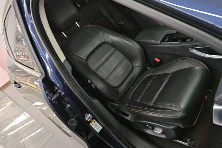 Used Jaguar F-PACE 2018 2.0T Two-Wheel Drive Urban Deluxe Edition Right Front Seat
