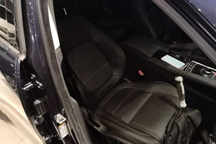 Used Jaguar F-PACE 2018 2.0T Two-Wheel Drive Urban Deluxe Edition Right Front Seat