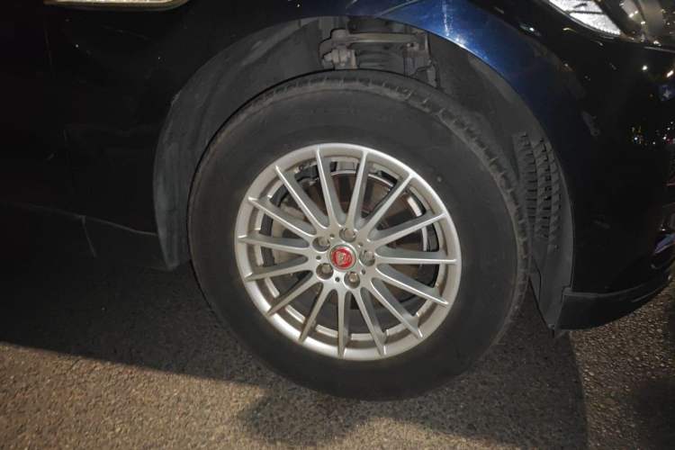 Used Jaguar F-PACE 2018 2.0T Two-Wheel Drive Urban Deluxe Edition Right Front Wheel Hub