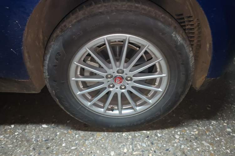 Used Jaguar F-PACE 2018 2.0T Four-Wheel Drive Urban Luxury Edition Right Front Wheel Hub