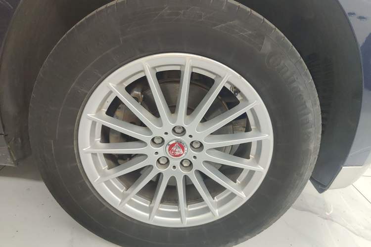 Used Jaguar F-PACE 2018 2.0T Four-Wheel Drive Urban Luxury Edition Right Front Wheel Hub