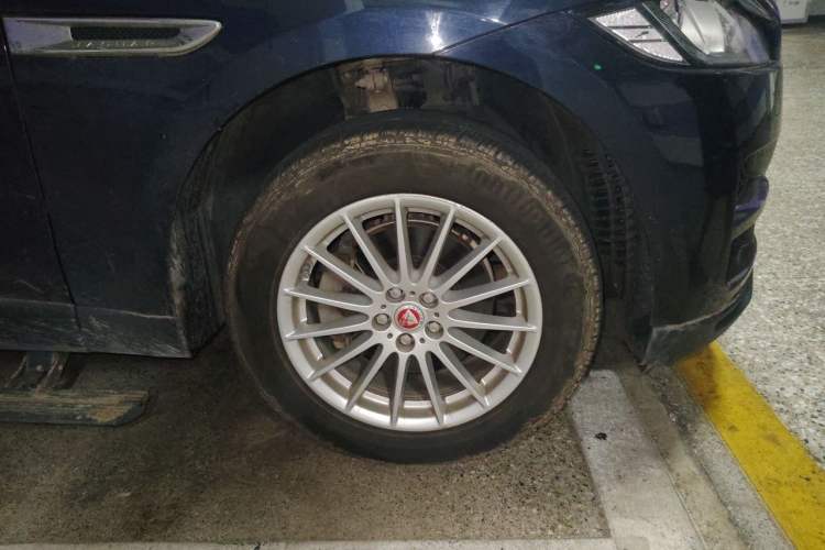 Used Jaguar F-PACE 2018 2.0T Four-Wheel Drive Urban Luxury Edition Right Front Wheel Hub