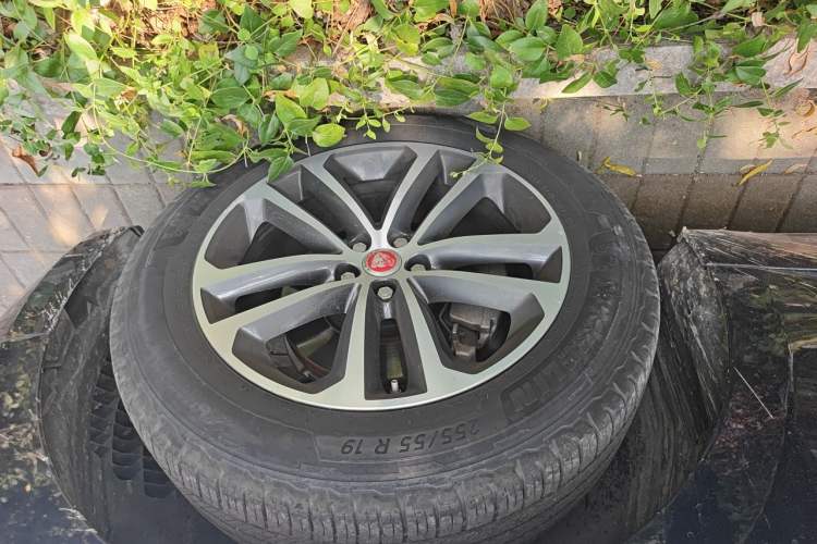 Used Jaguar F-PACE 2018 2.0T Four-Wheel Drive Urban Luxury Edition Right Front Wheel Hub