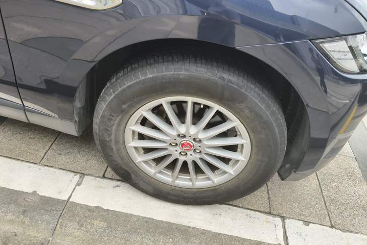 Used Jaguar F-PACE 2018 2.0T Two-Wheel Drive Urban Deluxe Edition Right Front Wheel Hub