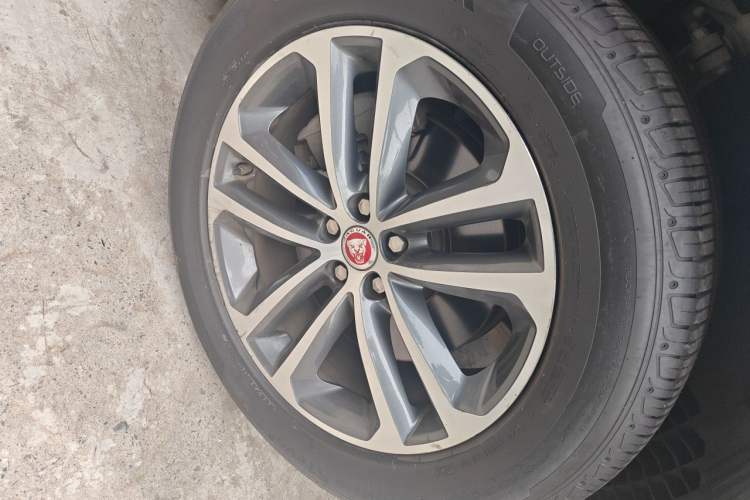 Used Jaguar F-PACE 2018 Restyled 2.0T All-Wheel-Drive R-Sport Sport Edition Right Front Wheel Hub