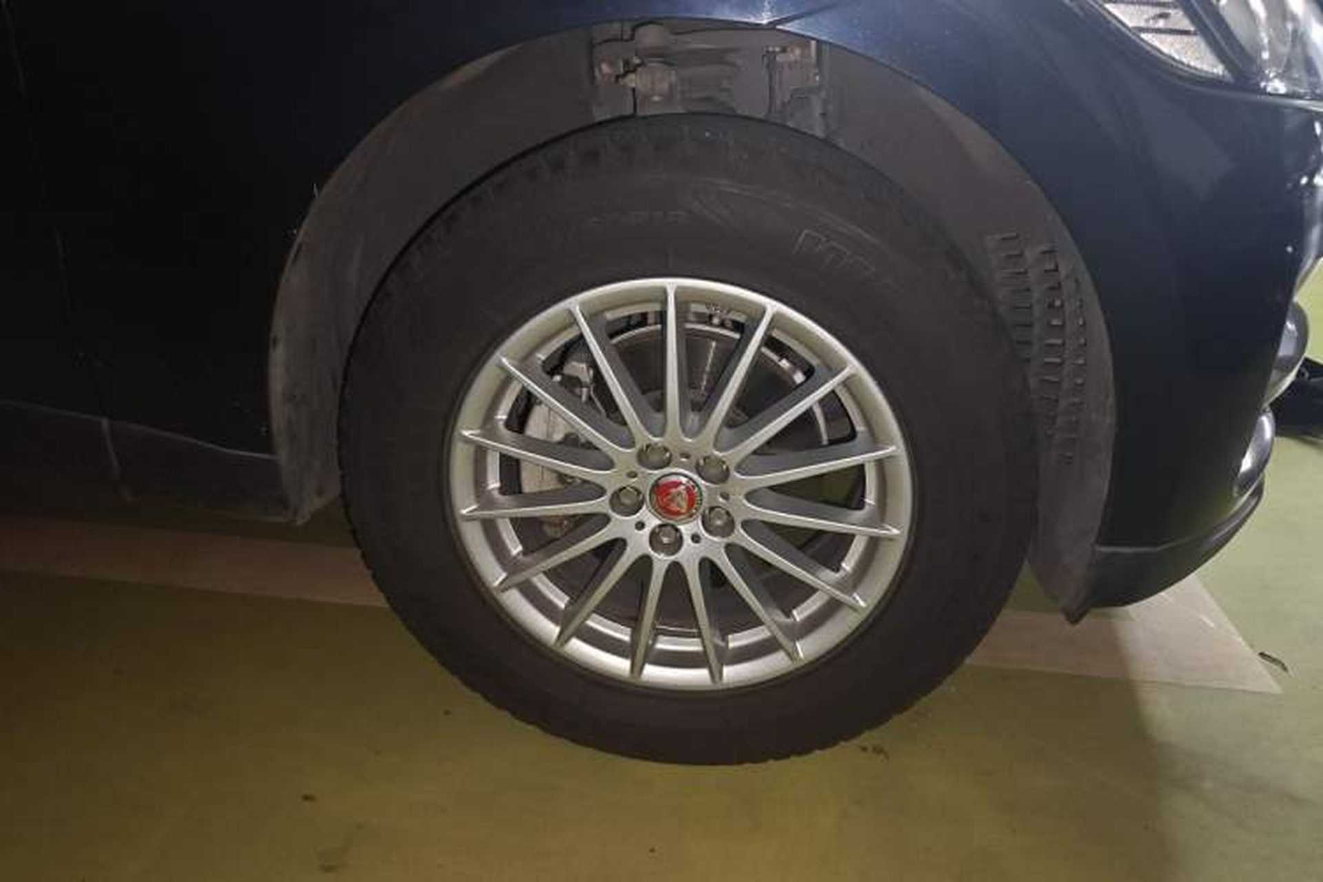 Used Jaguar F-PACE 2018 2.0T Four-Wheel Drive Urban Luxury Edition Right Front Wheel Hub