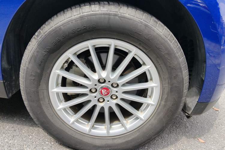 Used Jaguar F-PACE 2018 2.0T Two-Wheel Drive Urban Deluxe Edition Right Front Wheel Hub
