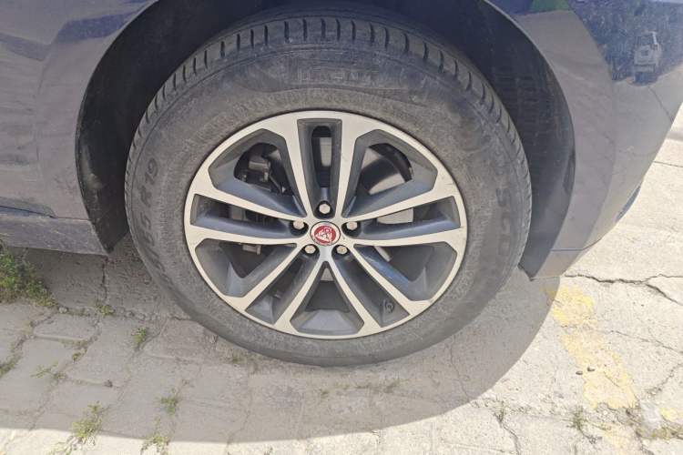 Used Jaguar F-PACE 2018 Restyled 2.0T All-Wheel-Drive R-Sport Sport Edition Right Front Wheel Hub