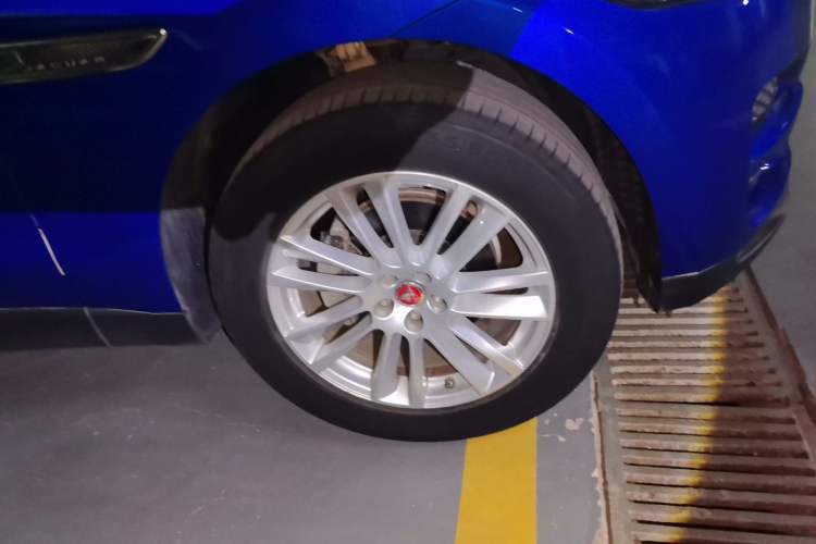 Used Jaguar F-PACE 2018 2.0T Two-Wheel Drive Urban Deluxe Edition Right Front Wheel Hub