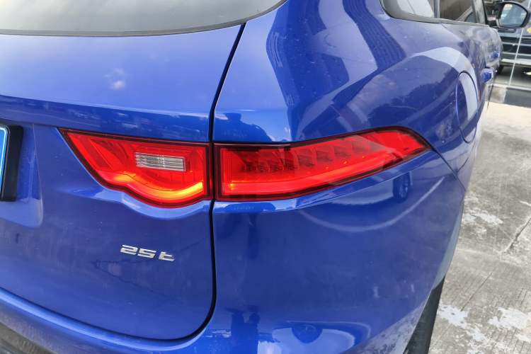 Used Jaguar F-PACE 2018 2.0T Two-Wheel Drive Urban Deluxe Edition Right Rear Taillight