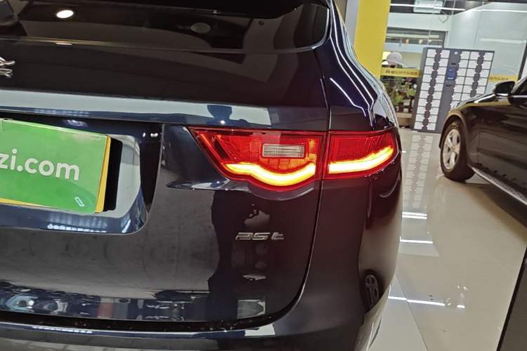 Used Jaguar F-PACE 2018 2.0T Two-Wheel Drive Urban Deluxe Edition Right Rear Taillight