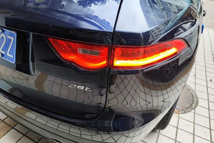 Used Jaguar F-PACE 2018 2.0T Two-Wheel Drive Urban Deluxe Edition Right Rear Taillight