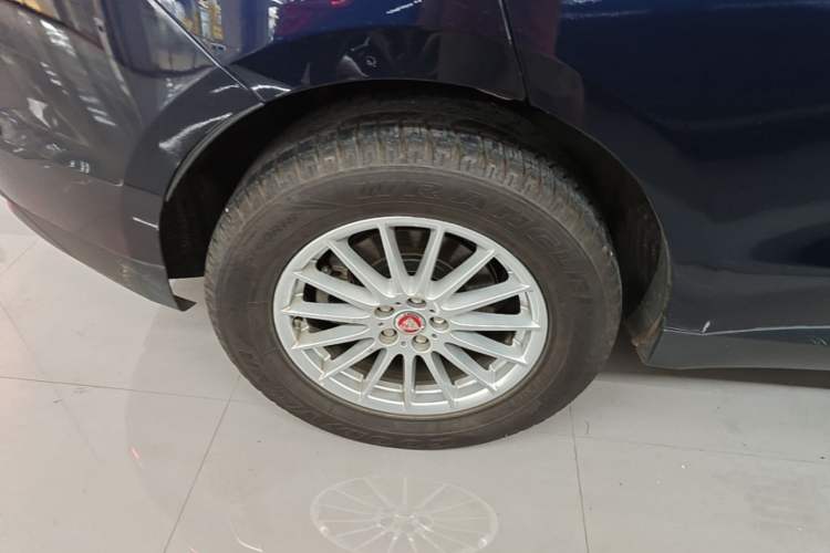 Used Jaguar F-PACE 2018 2.0T Two-Wheel Drive Urban Deluxe Edition Right Rear Wheel Hub