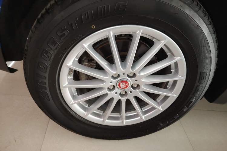 Used Jaguar F-PACE 2018 2.0T Two-Wheel Drive Urban Deluxe Edition Right Rear Wheel Hub