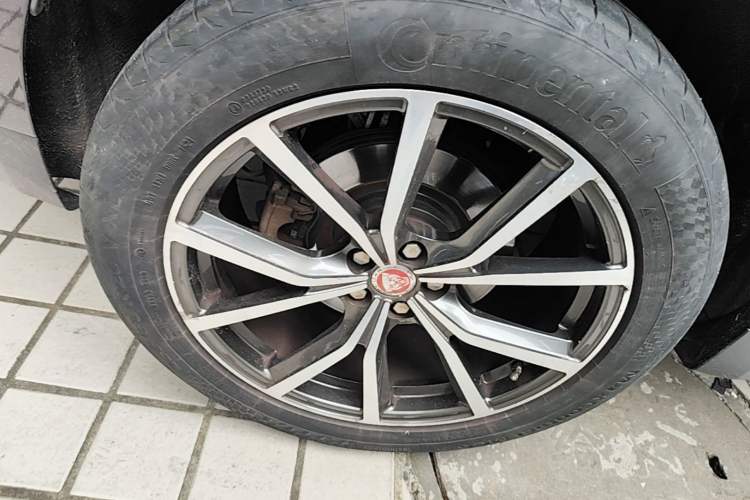 Used Jaguar F-PACE 2018 2.0T Two-Wheel Drive Urban Deluxe Edition Right Rear Wheel Hub