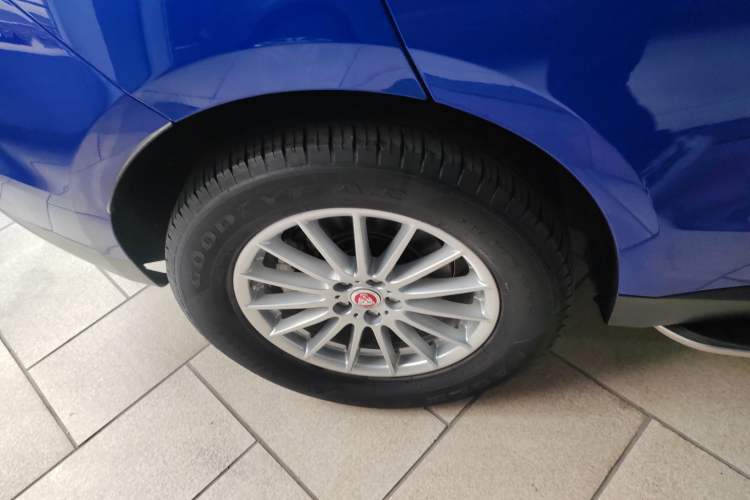 Used Jaguar F-PACE 2018 2.0T Four-Wheel Drive Urban Luxury Edition Right Rear Wheel Hub