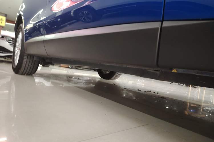 Used Jaguar F-PACE 2018 2.0T Two-Wheel Drive Urban Deluxe Edition Right Side Sill