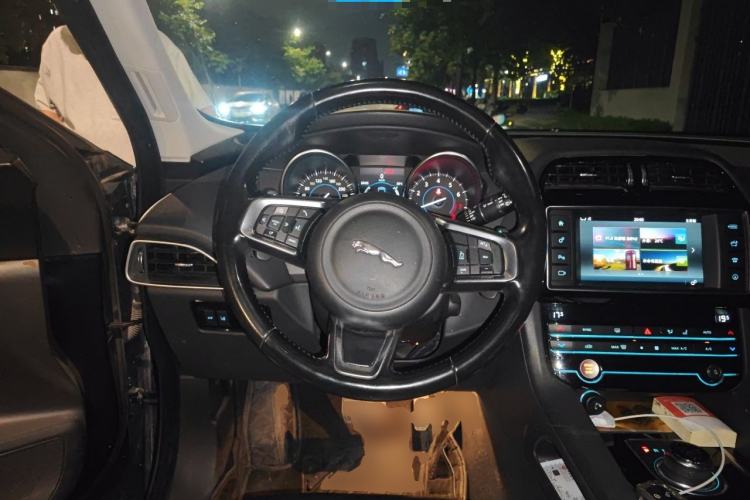 Used Jaguar F-PACE 2018 2.0T Two-Wheel Drive Urban Deluxe Edition Steering Wheel