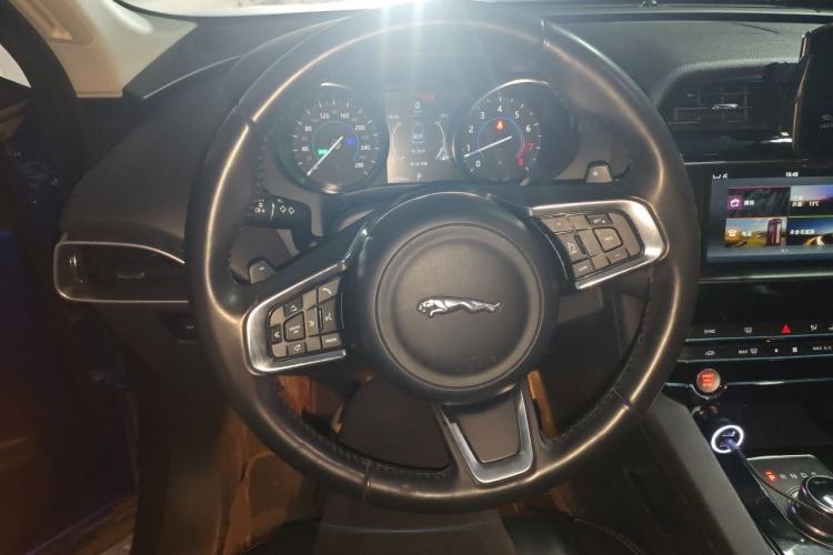 Used Jaguar F-PACE 2018 2.0T Four-Wheel Drive Urban Luxury Edition Steering Wheel